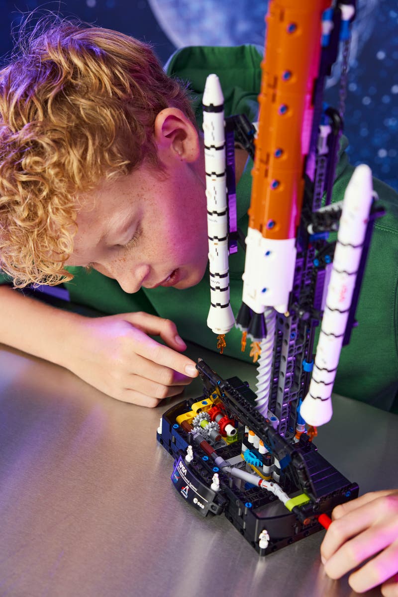 LEGO® Technic NASA Artemis SLS-rakett. Modellsett av rakett med boostere