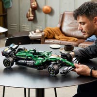 LEGO® Technic Aston Martin Aramco AMR25 F1®-bil. Byggesett for voksne fra 18 år. F1®-merch 42240