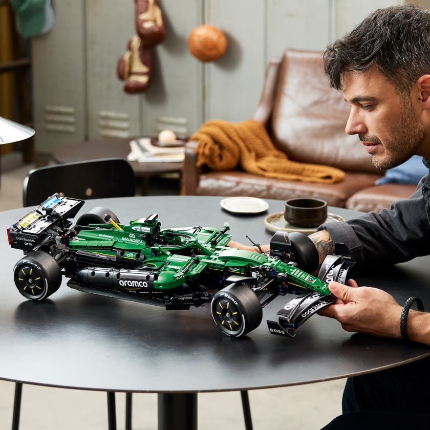 LEGO® Technic Aston Martin Aramco AMR25 F1®-bil. Byggesett for voksne fra 18 år. F1®-merch 42240