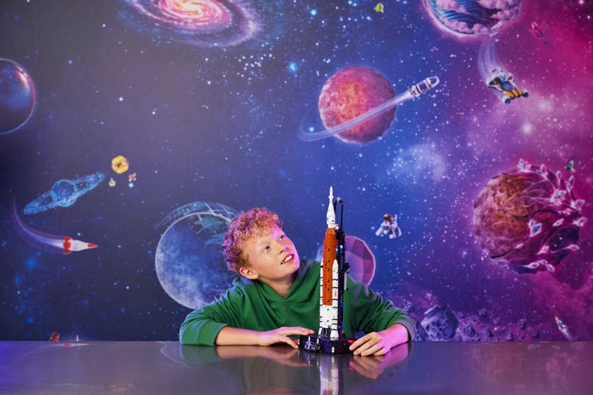 LEGO® Technic NASA Artemis SLS-rakett. Modellsett av rakett med boostere