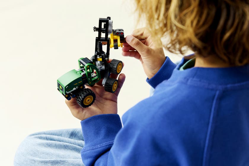 LEGO® Technic John Deere 1470H hjuldrevet hogstmaskin 42218