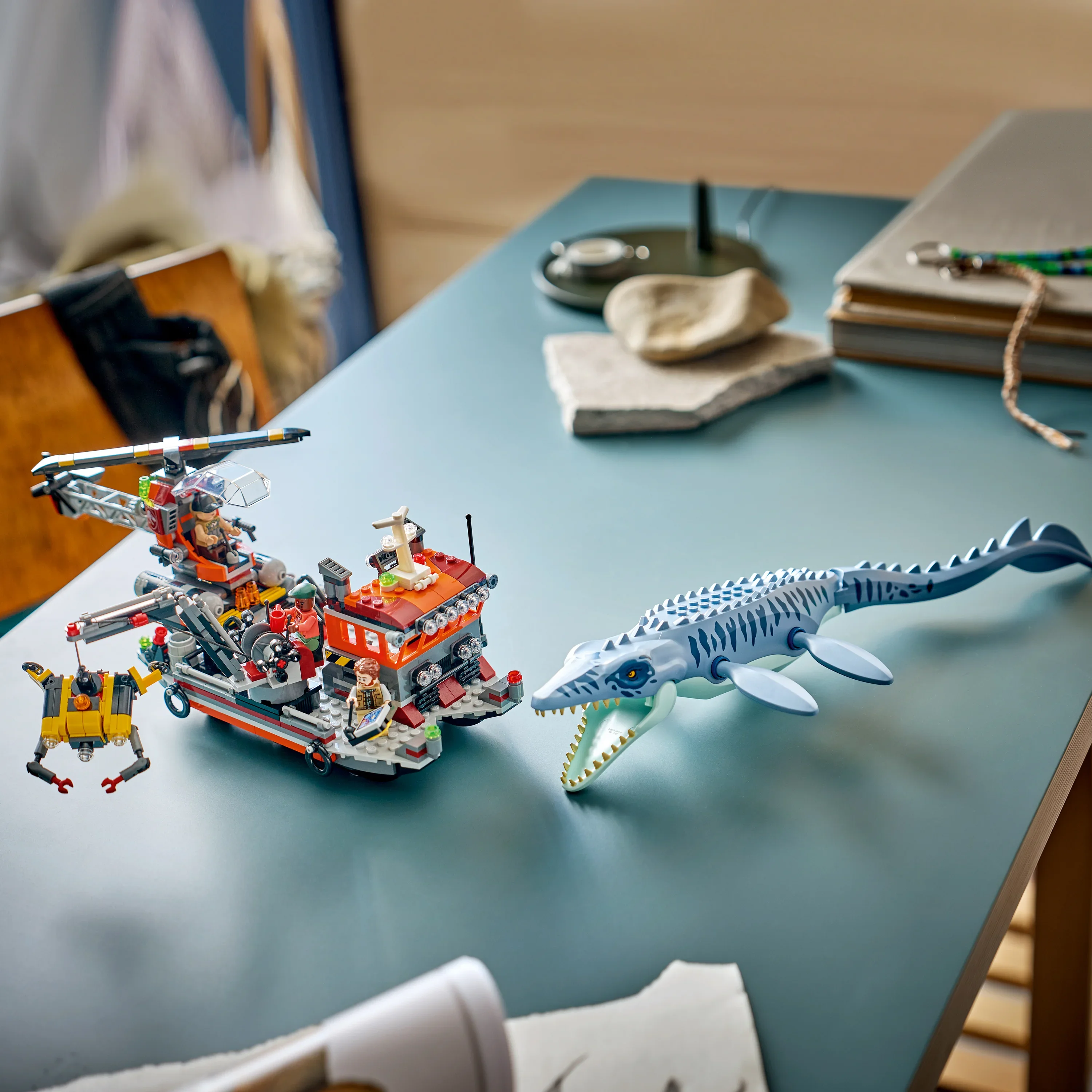 LEGO® Jurassic World Dinosaurangrep med båt og mosasaurus 77983