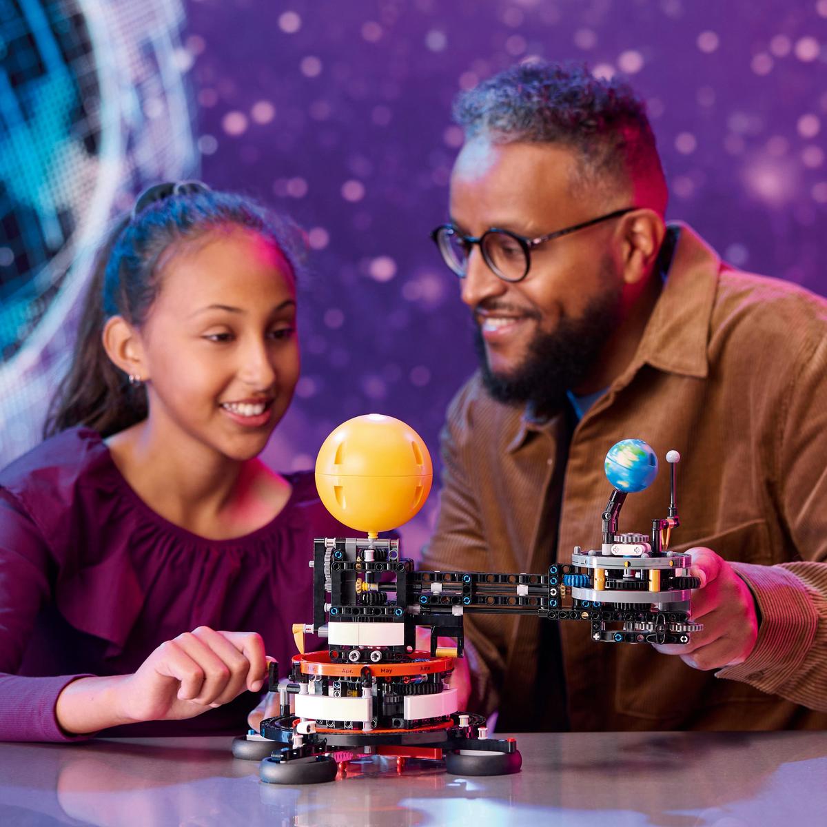 LEGO Technic 42179, Jorden og månen