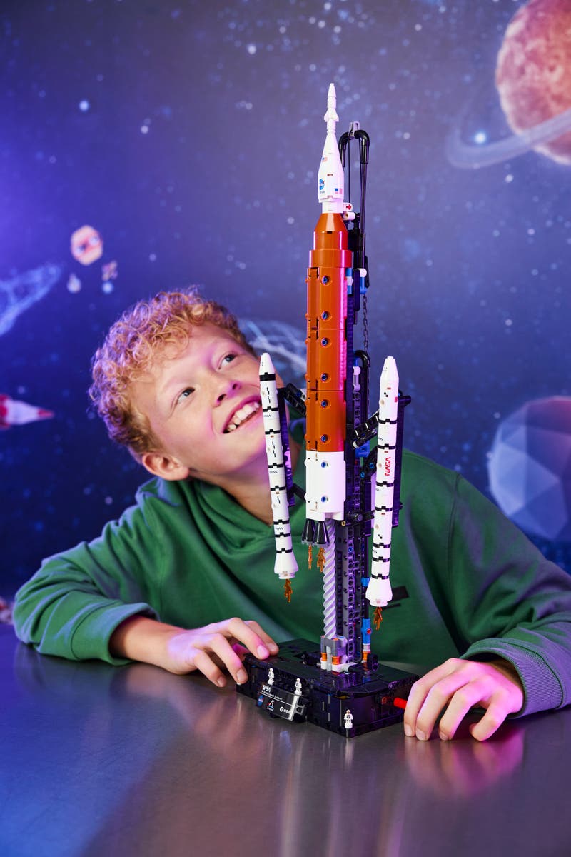 LEGO® Technic NASA Artemis SLS-rakett. Modellsett av rakett med boostere