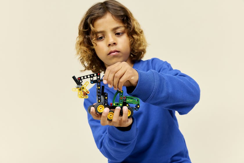 LEGO® Technic John Deere 1470H hjuldrevet hogstmaskin 42218