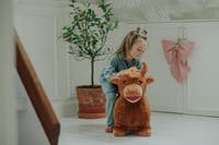 KREA Hop And Bounce Plush Cow – Hoppende plysjeku
