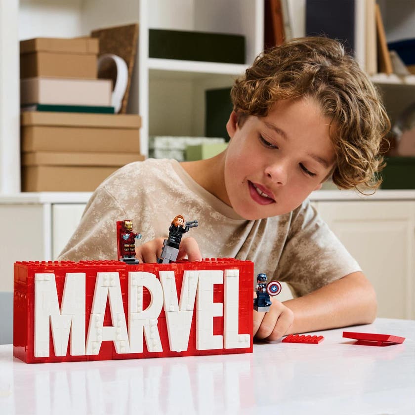 LEGO Super Heroes Marvel 76313, MARVEL-logo og minifigurer