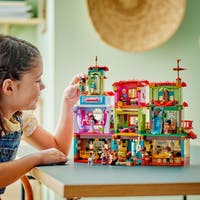LEGO Disney 43245, Familien Madrigals magiske hus