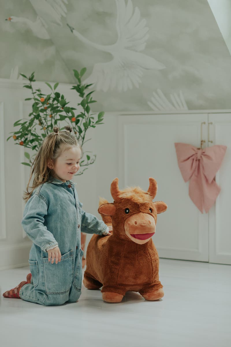 KREA Hop And Bounce Plush Cow – Hoppende plysjeku