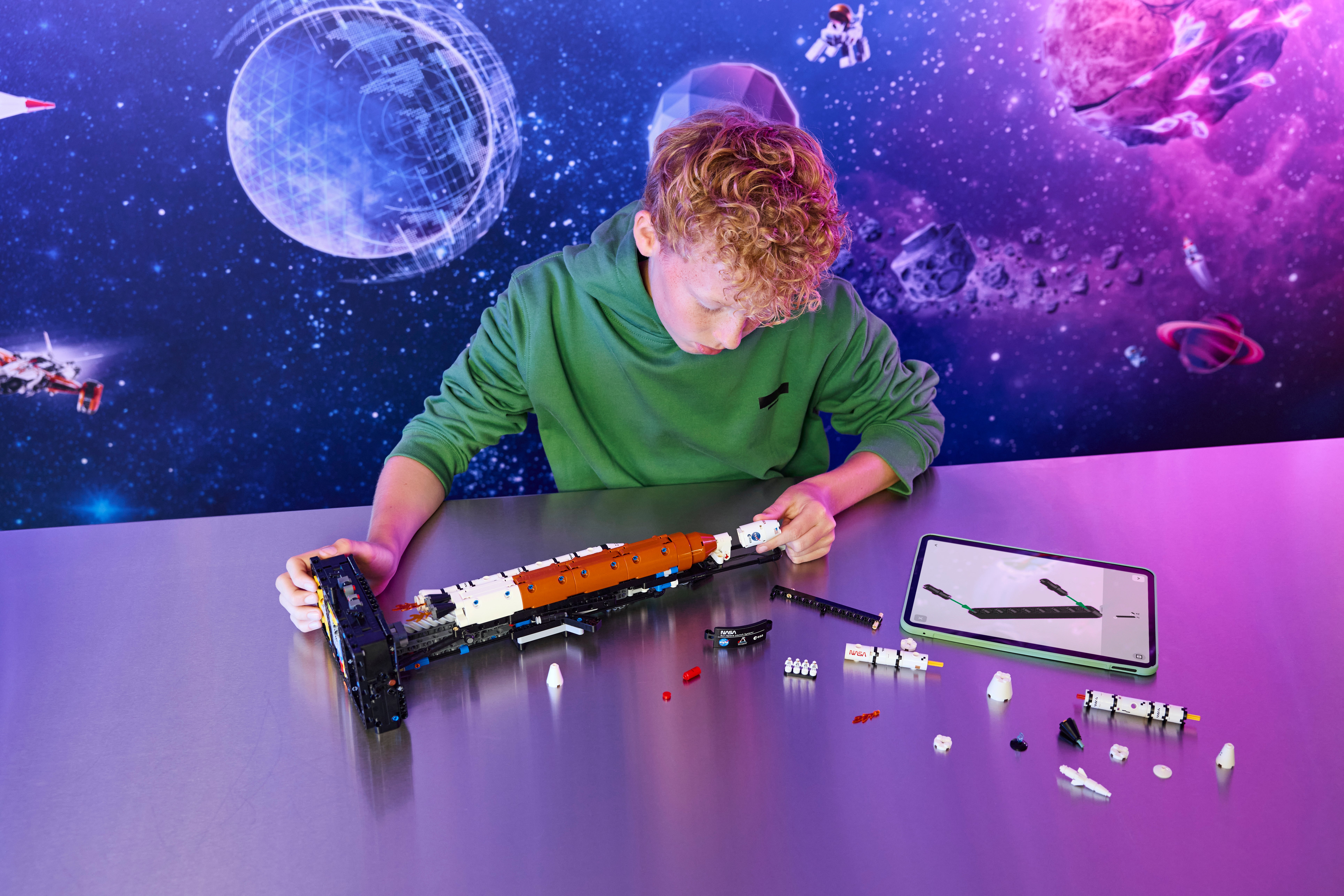  LEGO® Technic NASA Artemis SLS-rakett. Modellsett av rakett med boostere