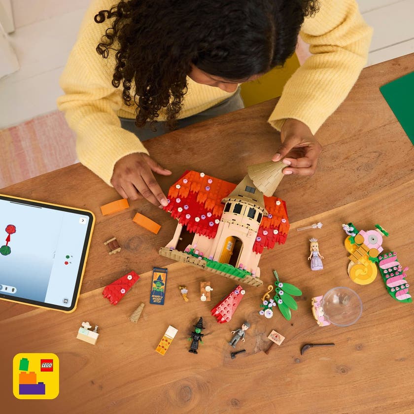 LEGO Wicked 75690, Glinda & Elphaba besøker Munchkinland