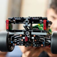 LEGO® Technic Aston Martin Aramco AMR25 F1®-bil. Byggesett for voksne fra 18 år. F1®-merch 42240