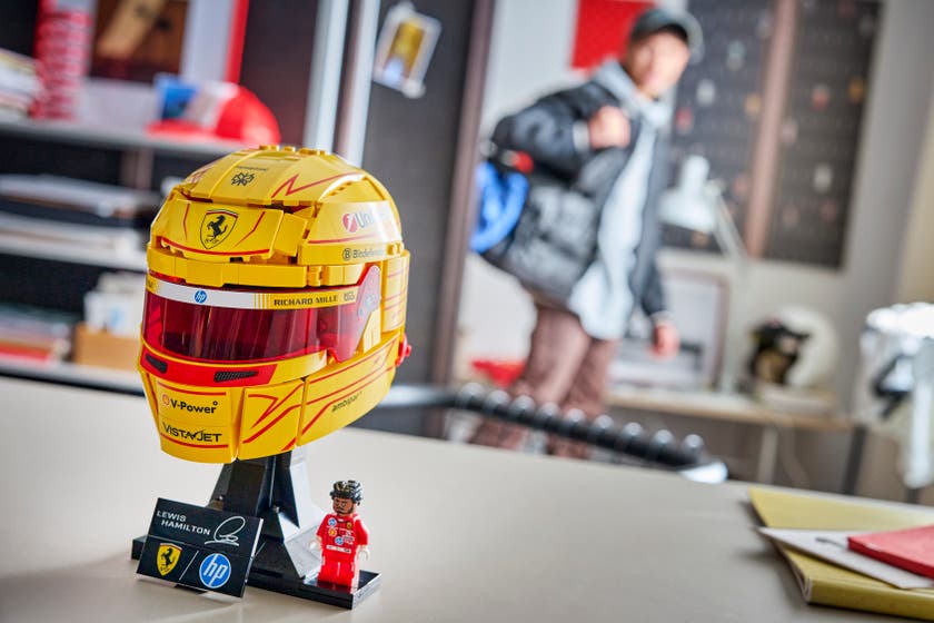 LEGO® Editions Scuderia Ferrari HP Lewis Hamilton hjelm 43022