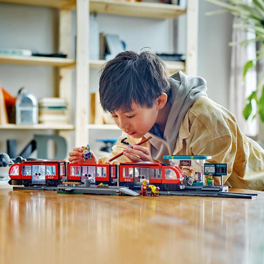 LEGO City 60423, Trikk og stasjon