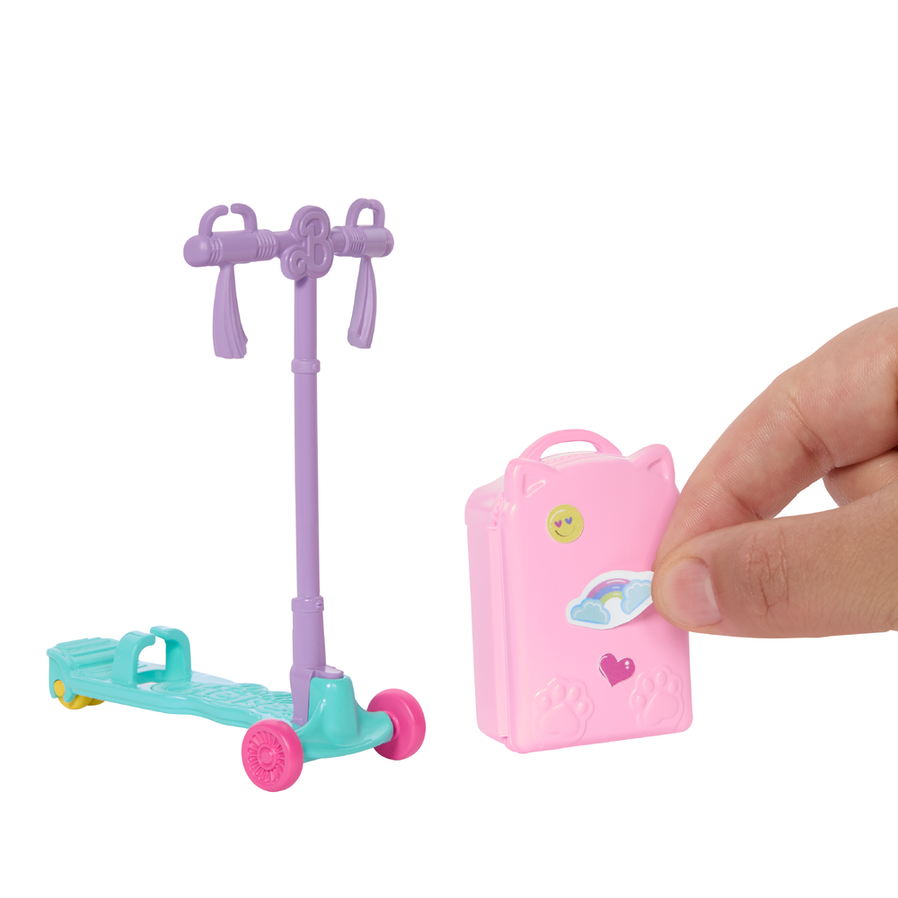 Barbie Club Chelsea Limitless Adventure-dukke med reisevske