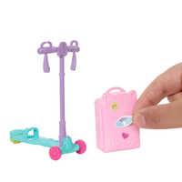 Barbie Club Chelsea Limitless Adventure-dukke med reisevske