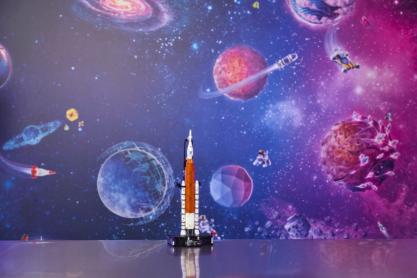 LEGO® Technic NASA Artemis SLS-rakett. Modellsett av rakett med boostere