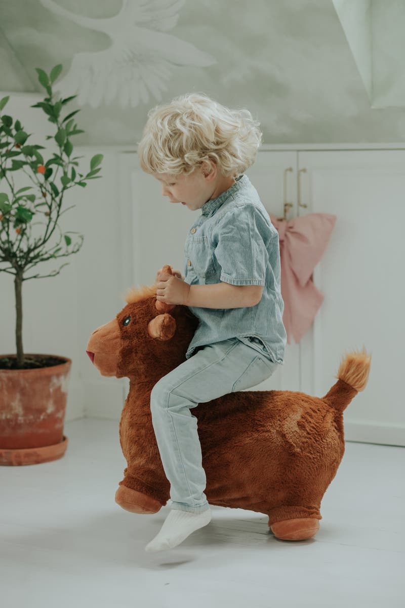 KREA Hop And Bounce Plush Cow – Hoppende plysjeku