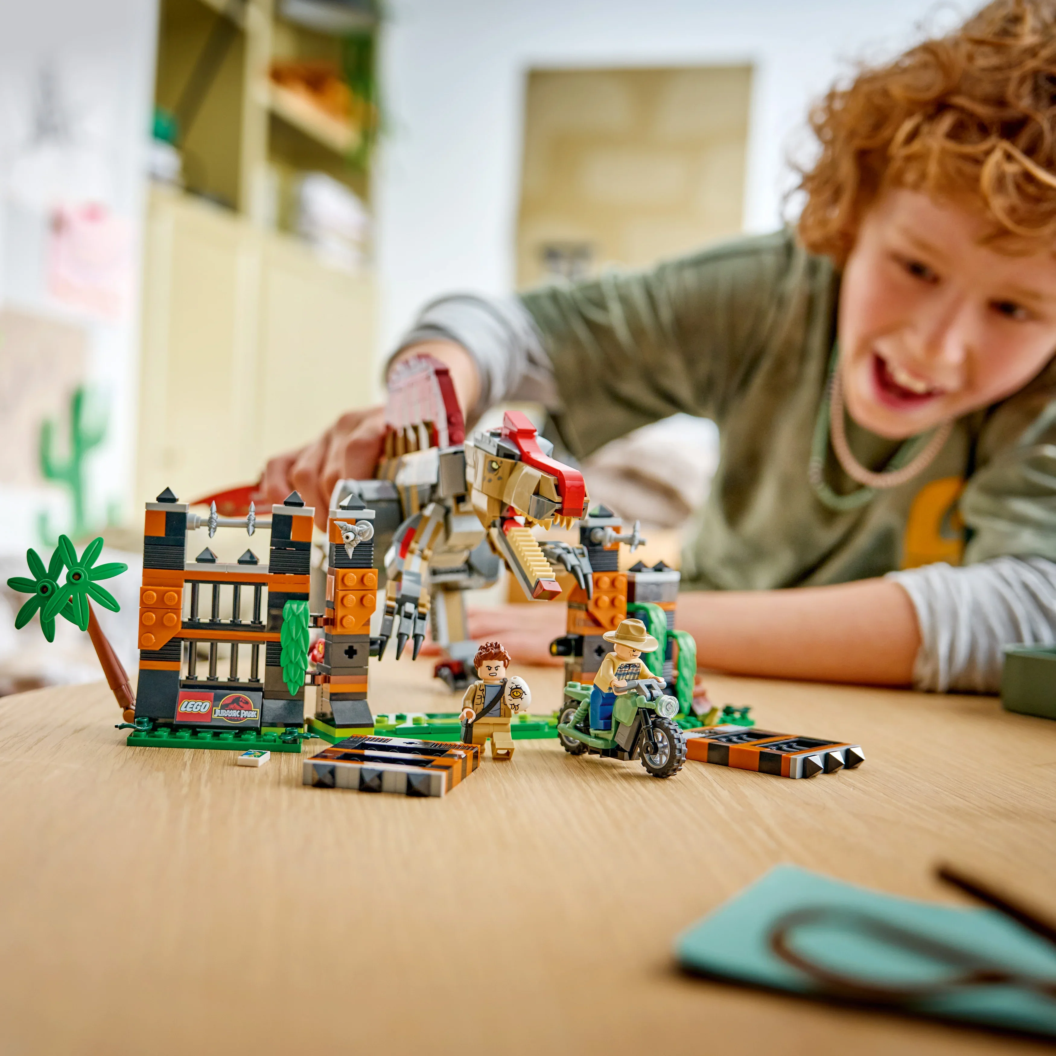 LEGO® Dinosaurflukt med spinosaurus 77982
