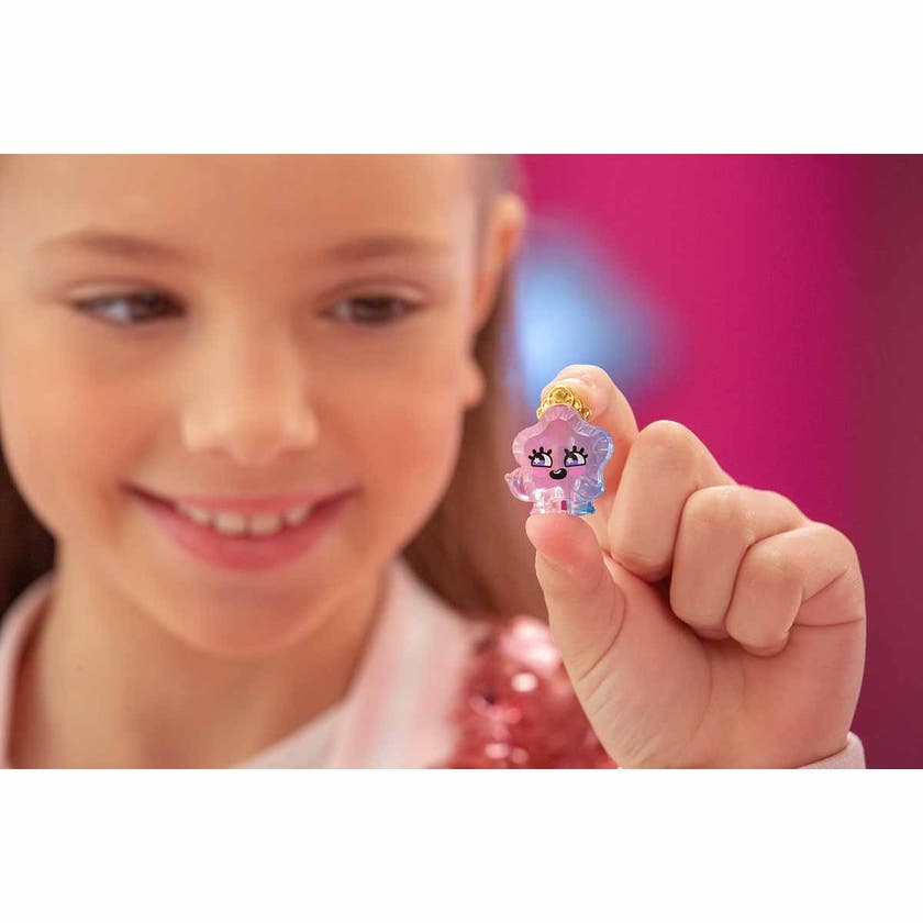 Pinky Promise, overraskelsespose