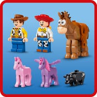 LEGO® ǀ Disney og Pixar Toy Story 5 Blazes hestegård 43304