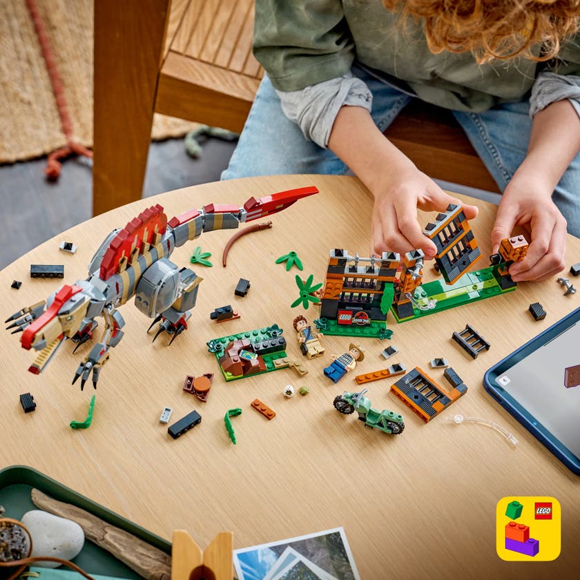 LEGO® Dinosaurflukt med spinosaurus 77982