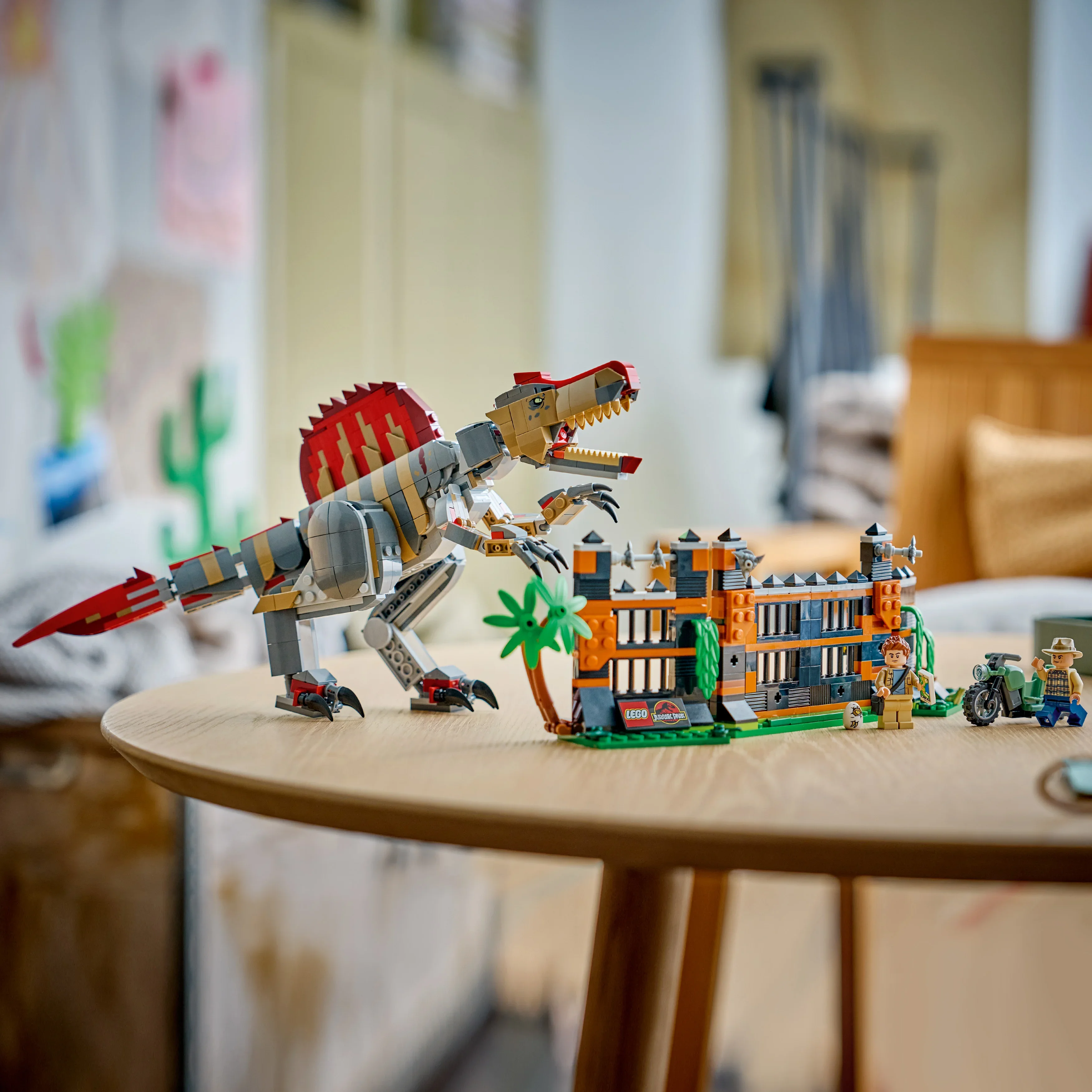 LEGO® Dinosaurflukt med spinosaurus 77982