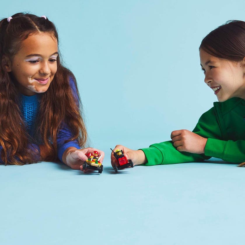 LEGO City Great Vehicles 60458, Pizzabil mot brannbil – racingpakke