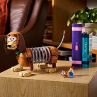 LEGO® ǀ Disney og Pixar Bokstøtter av Slinky Dog fra Toy Story 43301