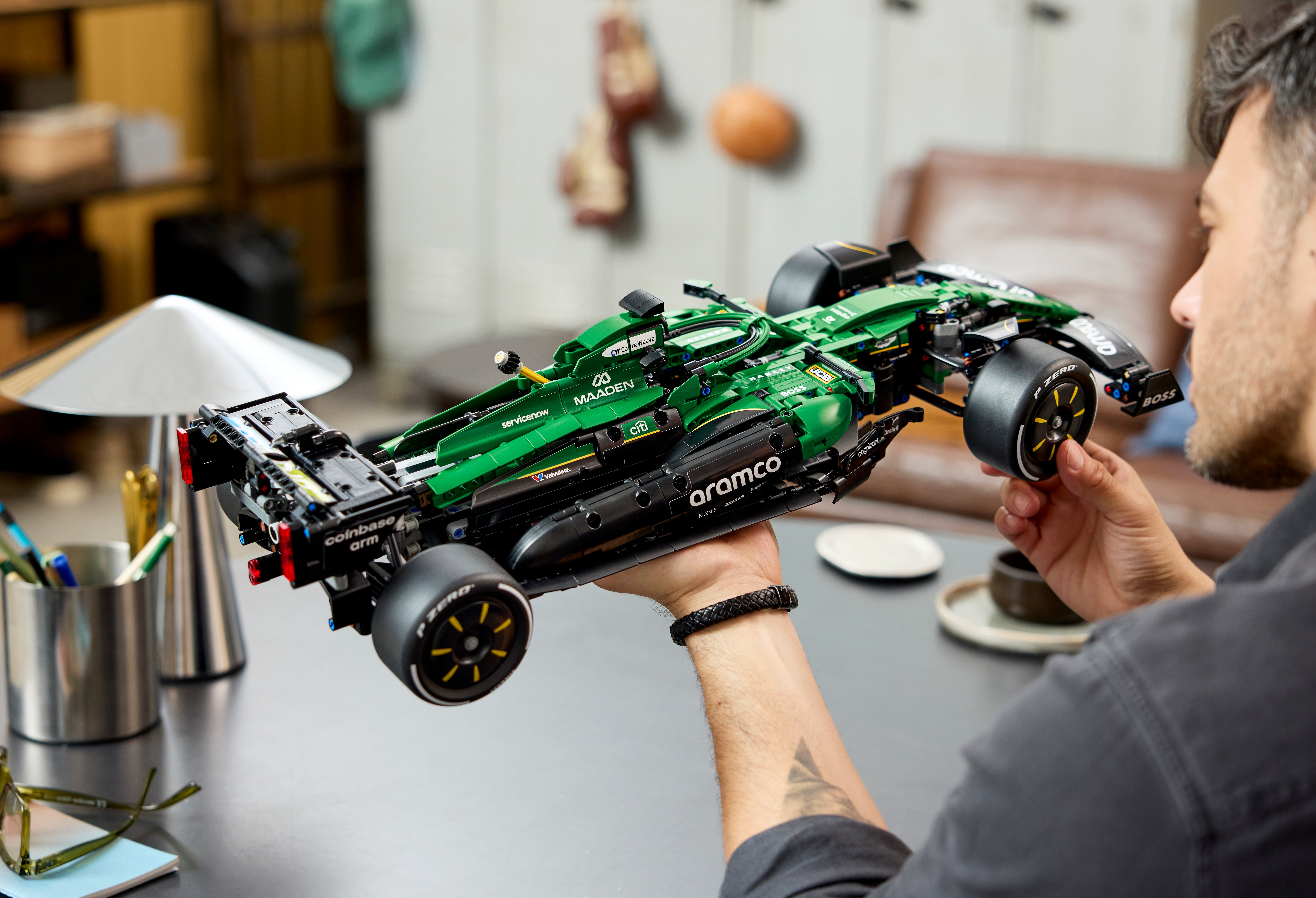 LEGO® Technic Aston Martin Aramco AMR25 F1®-bil. Byggesett for voksne fra 18 år. F1®-merch 42240