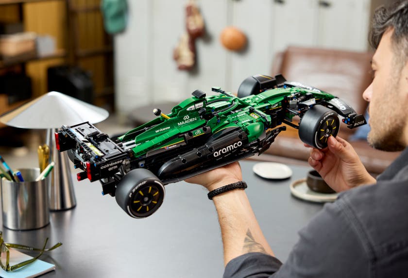 LEGO® Technic Aston Martin Aramco AMR25 F1®-bil. Byggesett for voksne fra 18 år. F1®-merch 42240