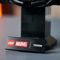 LEGO® ǀ Marvel Byste av Venom. Samlerbyggesett for voksne som kan bygges og stilles ut 76356