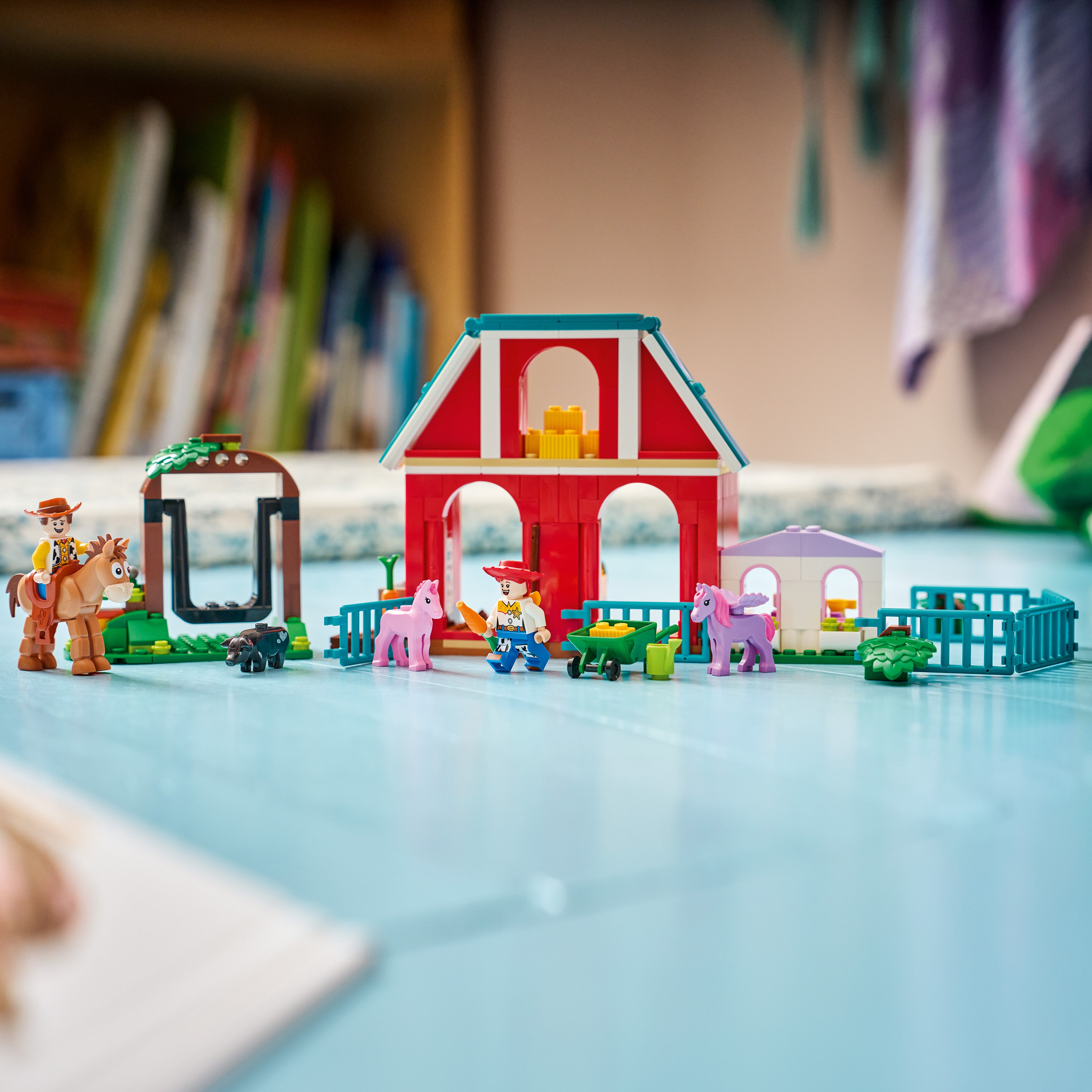 LEGO® ǀ Disney og Pixar Toy Story 5 Blazes hestegård 43304