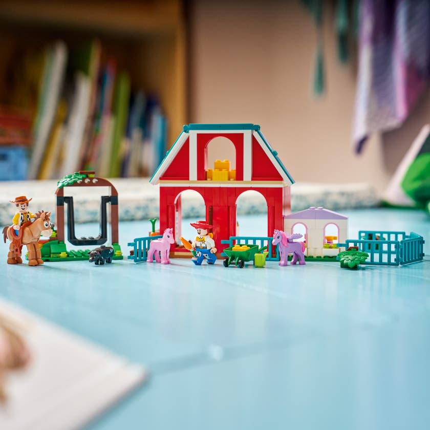 LEGO® ǀ Disney og Pixar Toy Story 5 Blazes hestegård 43304