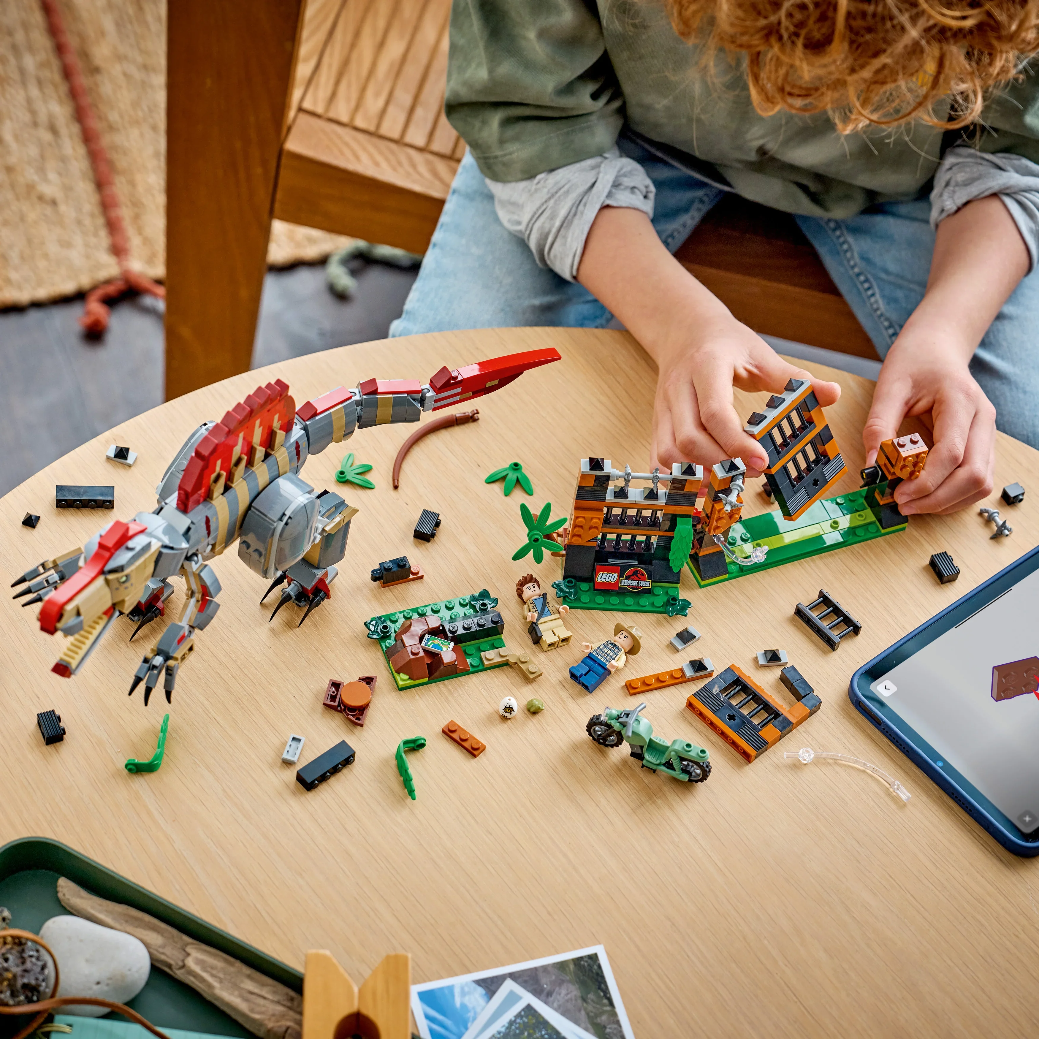 LEGO® Dinosaurflukt med spinosaurus 77982