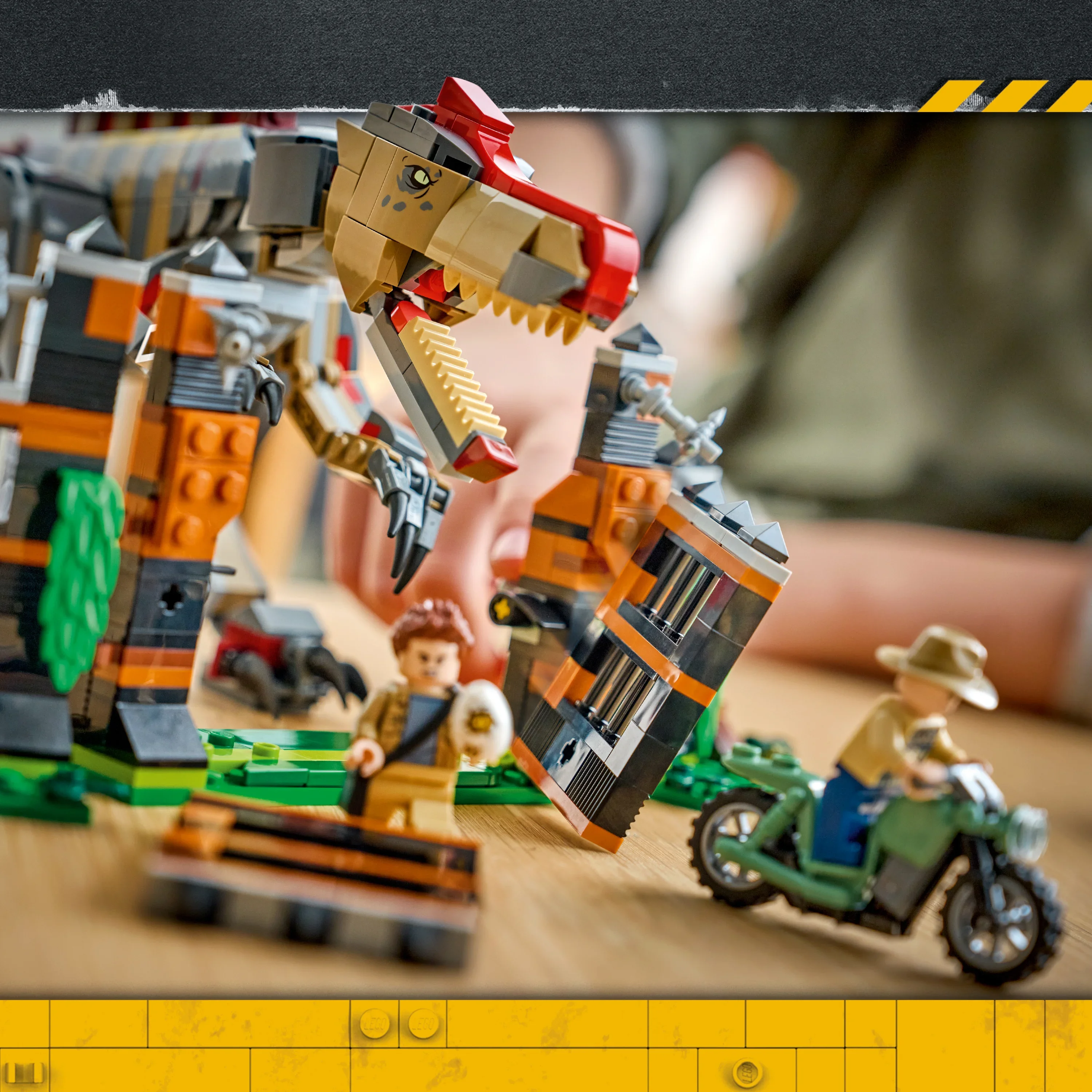 LEGO® Dinosaurflukt med spinosaurus 77982