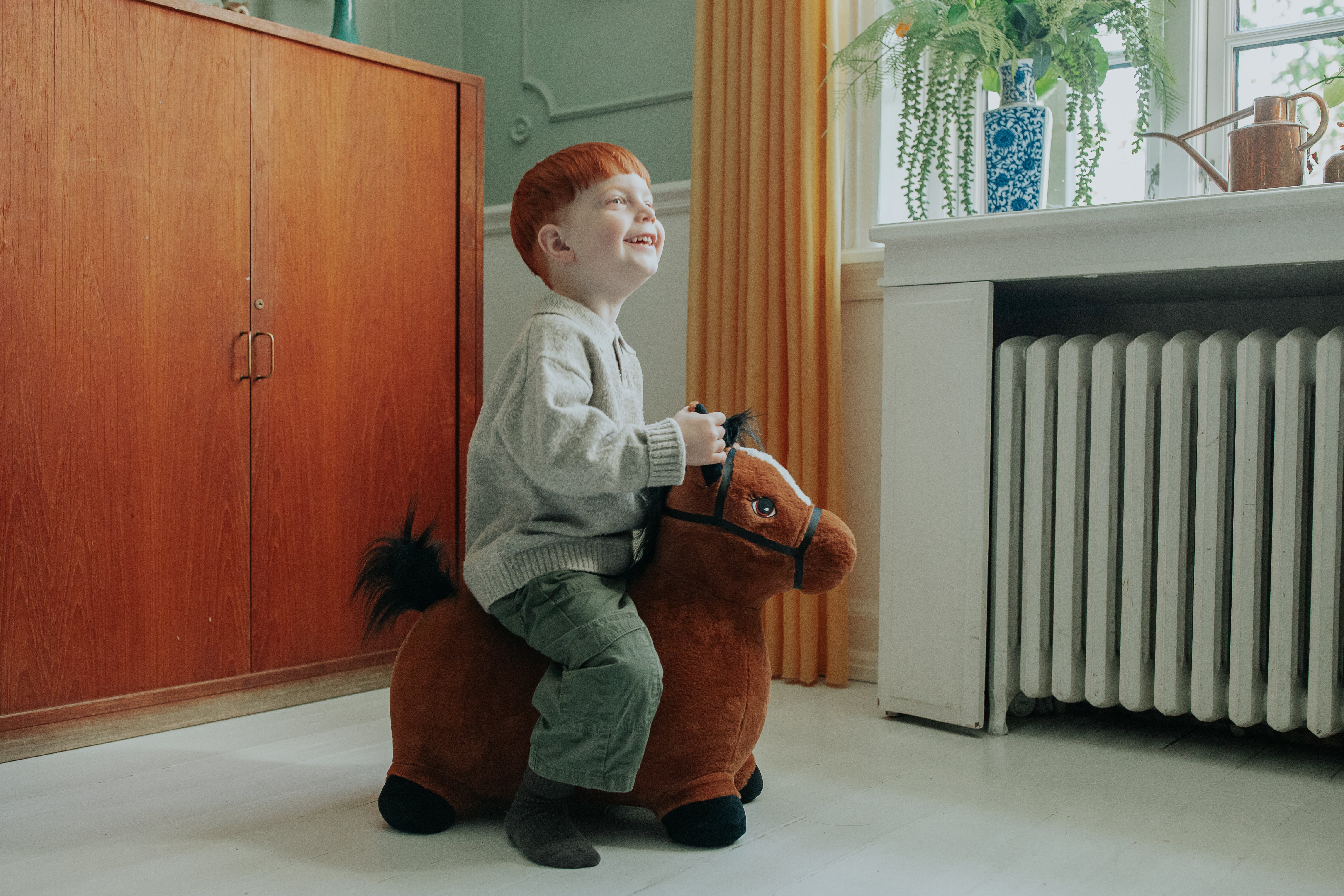 KREA Hop and Bounce Plush Horse – Brun myk studshest