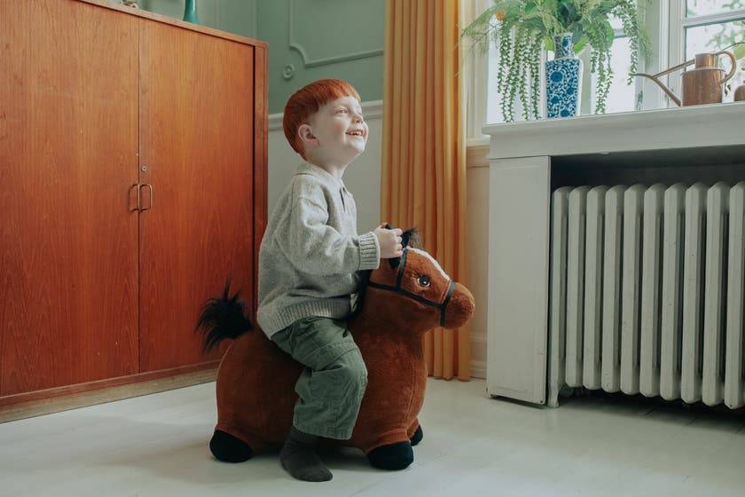 KREA Hop and Bounce Plush Horse – Brun myk studshest