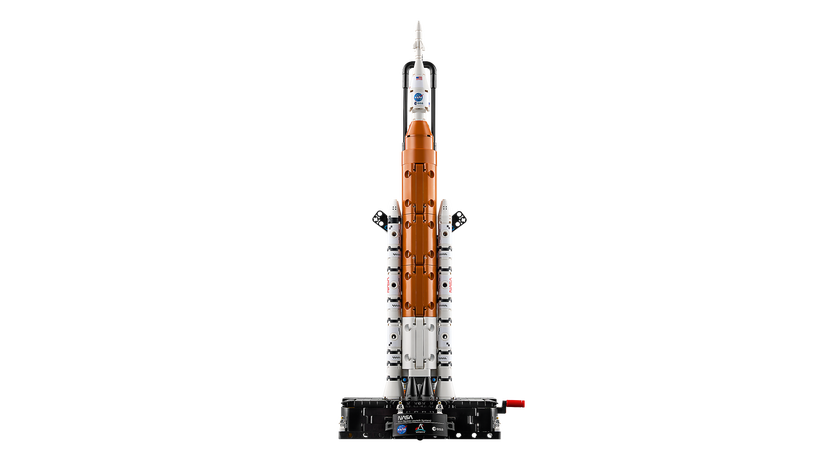 LEGO® Technic NASA Artemis SLS-rakett. Modellsett av rakett med boostere