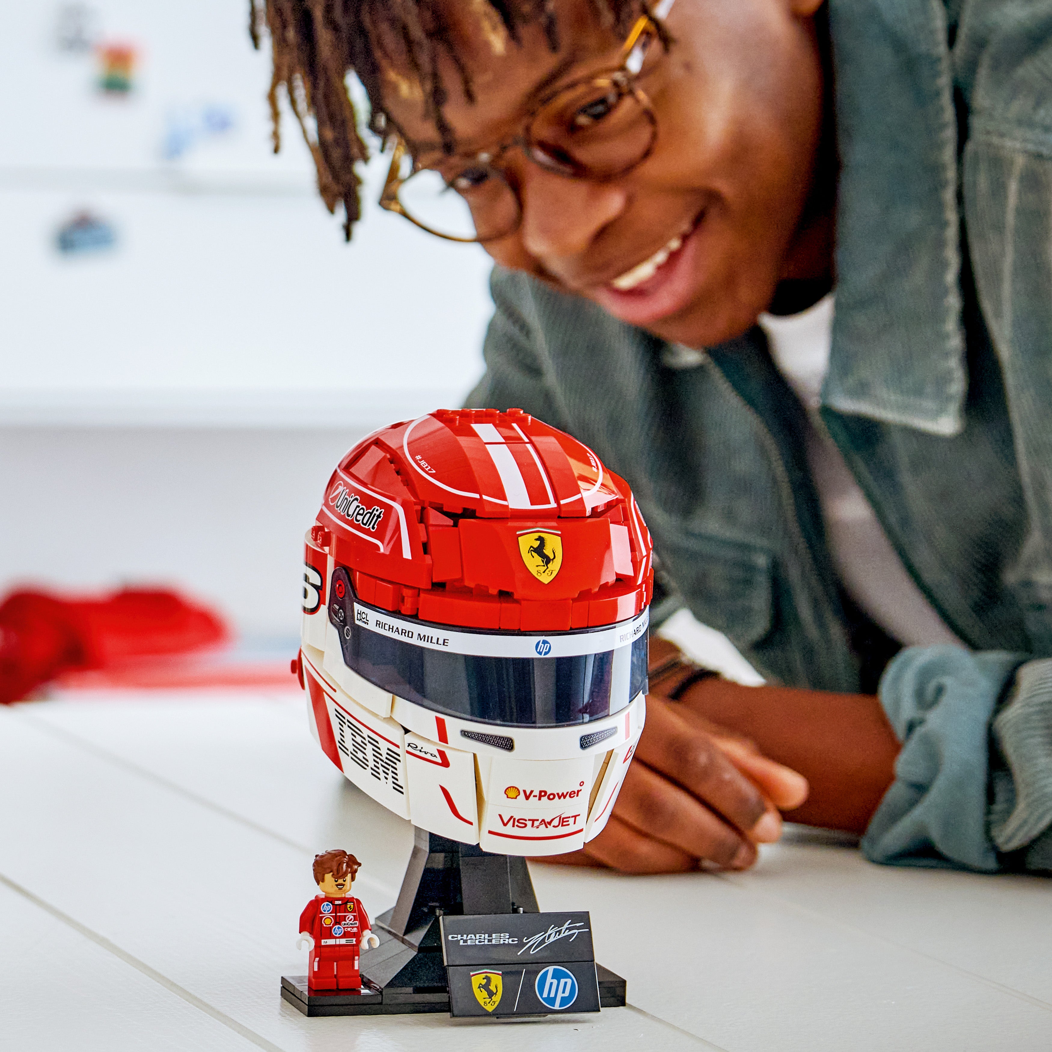 LEGO® Editions Scuderia Ferrari HP Charles Leclerc hjelm 43014