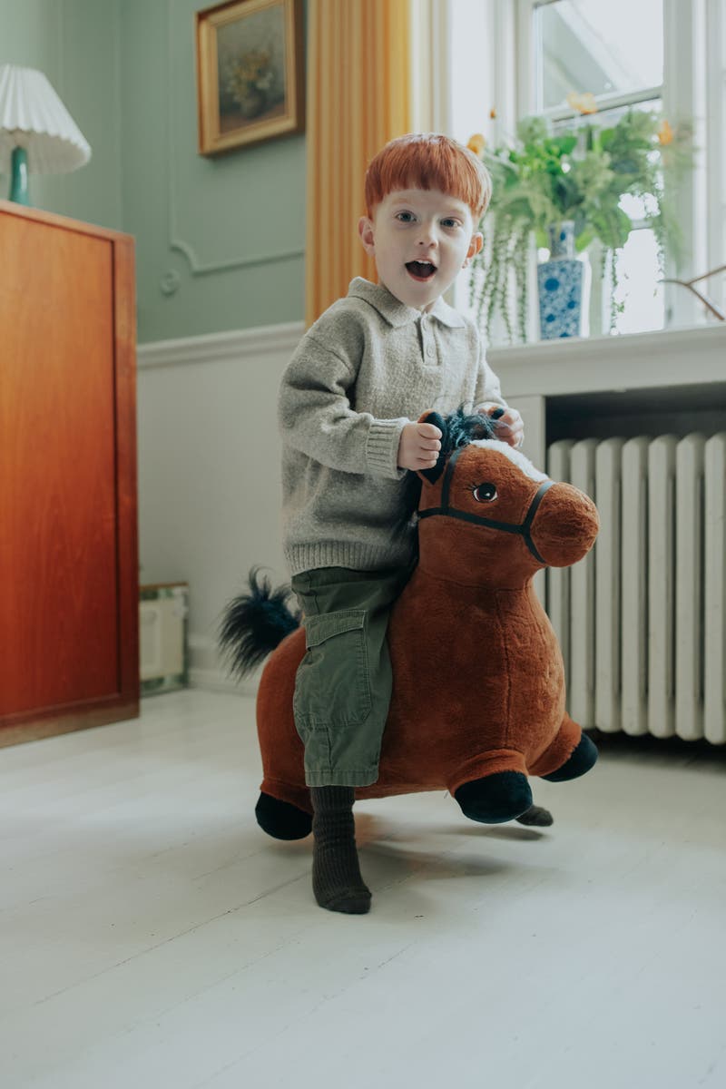 KREA Hop and Bounce Plush Horse – Brun myk studshest