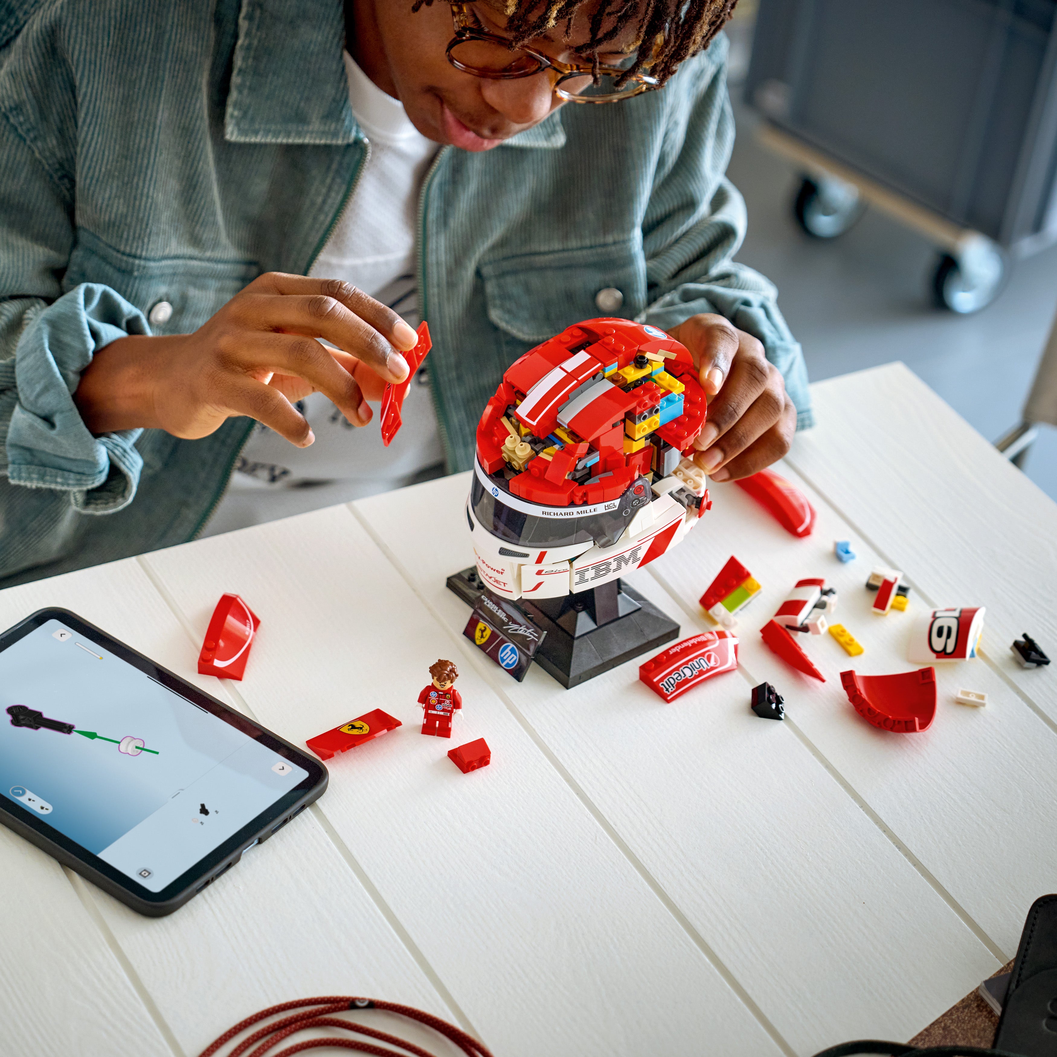 LEGO® Editions Scuderia Ferrari HP Charles Leclerc hjelm 43014