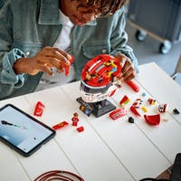 LEGO® Editions Scuderia Ferrari HP Charles Leclerc hjelm 43014