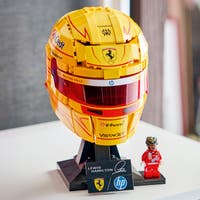 LEGO® Editions Scuderia Ferrari HP Lewis Hamilton hjelm 43022