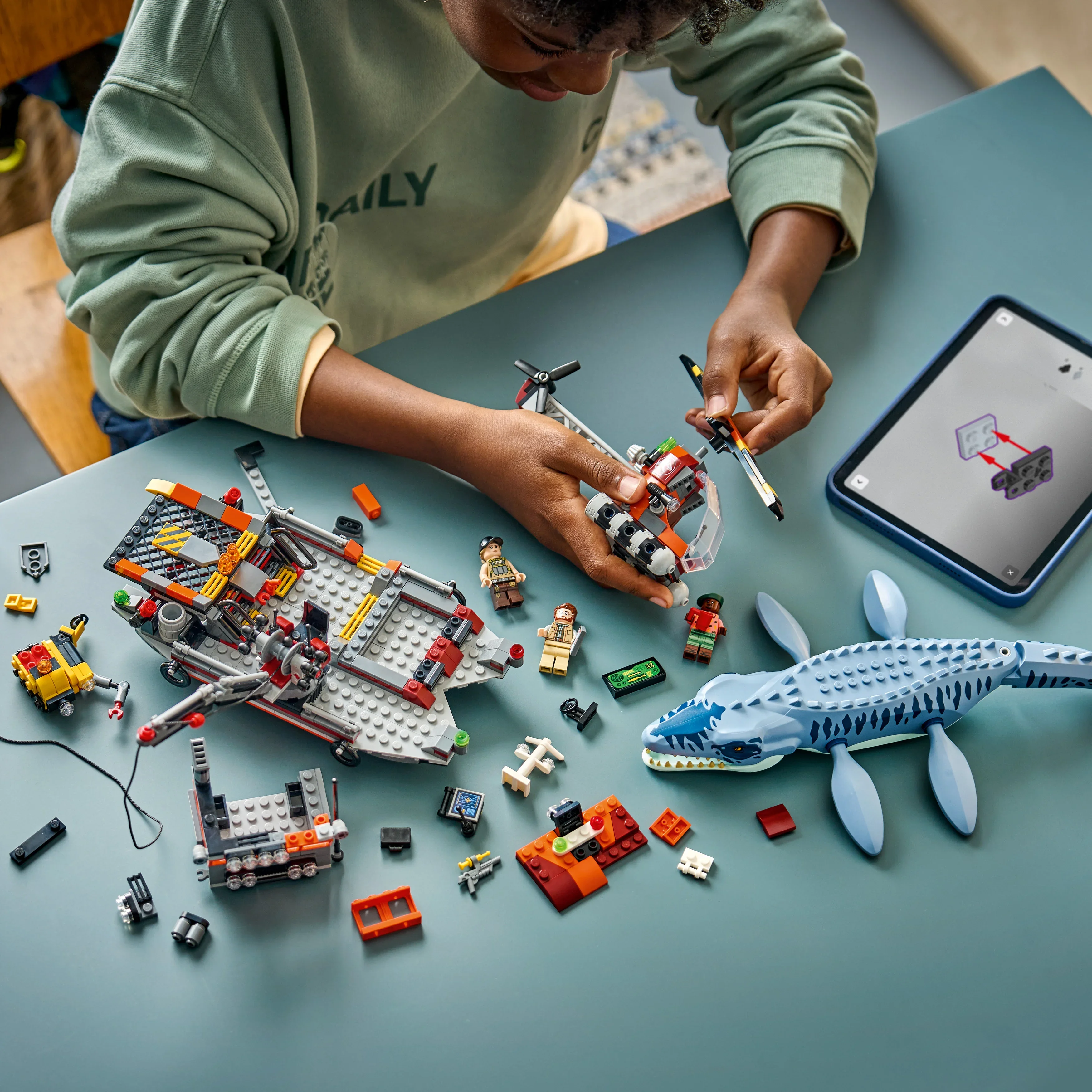 LEGO® Jurassic World Dinosaurangrep med båt og mosasaurus 77983
